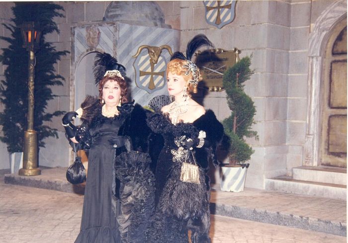 Η Καίτη Λαμπροπούλου και η Αλίκη Βουγιουκλάκη.