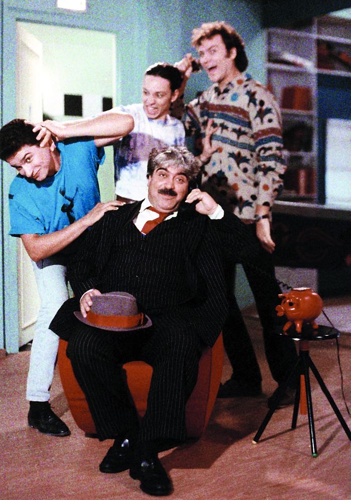 Τα Μπακούρια (1991): Ο Δημήτρης Πιατάς ως Μπάμπης Λουκανίδης, με τους: Δημήτρη Σιακάρα, Αλκίνοο Ιωαννίδη και Τόνυ Δημητρίου.