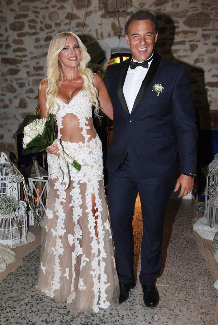 Η νύφη επέλεξε μια νυφική δημιουργία Kathy Heyndels ενώ ο γαμπρός φόρεσε ένα κοστούμι Surmesure by Kostantinos Prentzas.