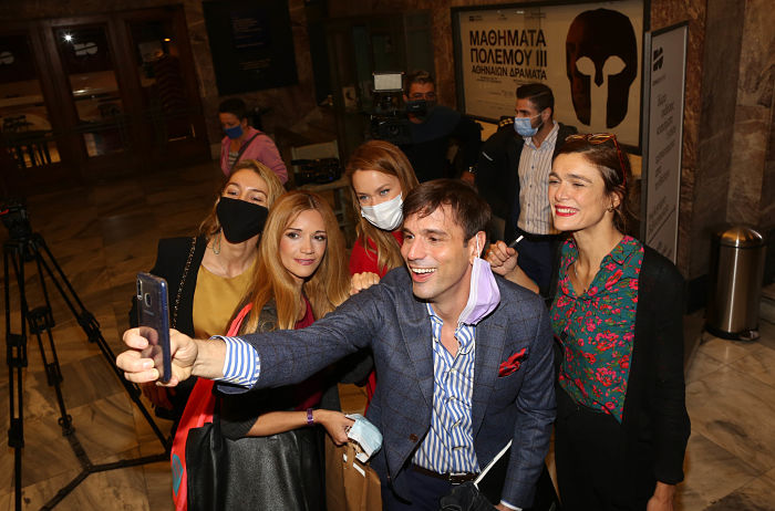 Ο Μάνος Καρατζογιάννης με τις ηθοποιούς που συμμετείχαν στο ντοκιμαντέρ "Μελίνα Στοπ Καρέ".