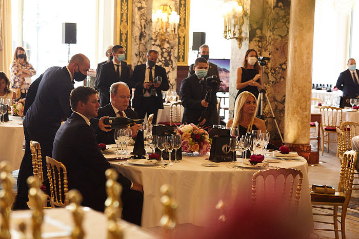 Η Πρόεδρος και Ιδρύτρια του Maria Callas Monaco Gala & Awards, Ιωάννα Ευθυμίου στο τραπέζι με τον Πρίγκιπα Αλβέρτο Β' του Μονακό και τον αδελφό της Πριγκίπισσας Charlene του Μονακό, Gareth Wittstock.