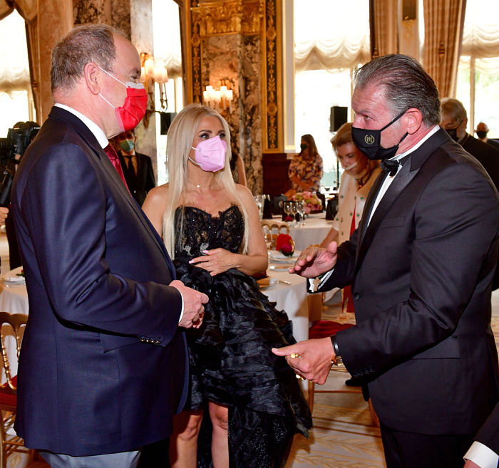 Ο Πρίγκιπας Αλβέρτο Β' του Μονακό, ο Αθηναγόρας Ανδριαδάκης και η Πρόεδρος και ιδρύτρια του Maria Callas Monaco Gala & Awards, Ιωάννα Ευθυμίου.