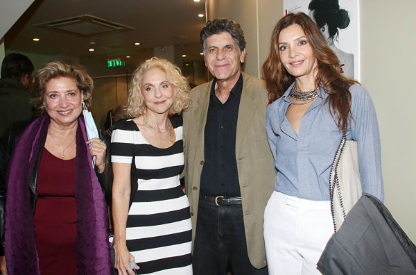 Η Άννυ Λούλου, η πρωταγωνίστρια της παράστασης Ναταλία Τσαλίκη με τον σύζυγό της, Γιάννη Μπέζο και η Κατερίνα Λέχου.