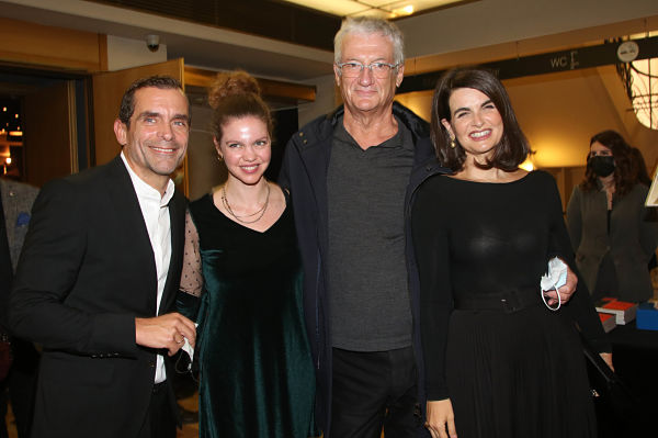 Ο σκηνοθέτης της παράστασης Κωνσταντίνος Μαρκουλάκης με την Λίλα Μπακλέση, τον Βαγγέλη Θεοδωρόπουλο και την Εύα Νάθενα.