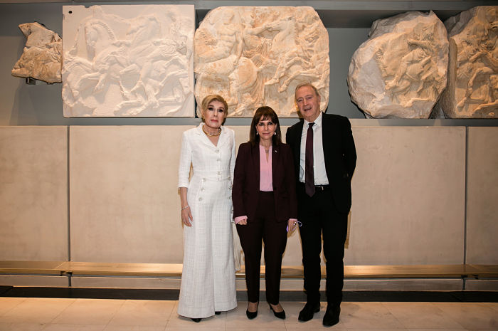 Η Πρέσβης Καλής Θελήσεως της UNESCO Μαριάννα Β. Βαρδινογιάννη, η Πρόεδρος της Ελληνικής Δημοκρατίας Κατερίνα Σακελλαροπούλου και ο Γενικός Διευθυντής του Μουσείου Ακρόπολης, Καθηγητής Νικόλαος Σταμπολίδης.