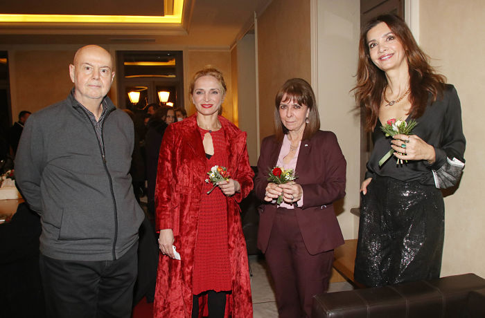 Η Πρόεδρος της Δημοκρατίας Κατερίνα Σακελλαροπούλου με τον σκηνοθέτη της παράστασης Γιάννη Χουβαρδά, την Κωνσταντίνα Τάκαλου και την Κατερίνα Λέχου.