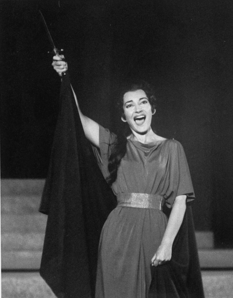 Στις 6 Αυγούστου 1961, η Μαρία Κάλλας ερμηνεύει την Μήδεια του Λουίτζι Κερουμπίνι στο Αρχαίο Θέατρο της Επιδαύρου και 17.000 κόσμου την αποθεώνουν. Για την ιστορία, η Κάλλας ερμήνευσε την Μήδεια 31 φορές. 8 χρόνια αργότερα, ερμηνευσε ξανά την Μήδεια, στην ταινία του Ιταλού σκηνοθέτη, Πιερ Πάολο Παζολίνι. 