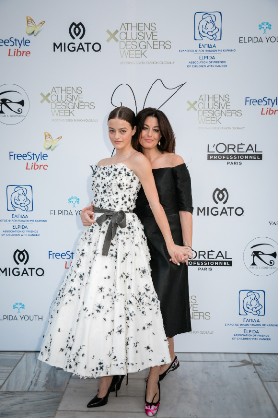Η Δωροθέα Μερκούρη με την κόρη της, Γκαία που περπάτησε στο fashion show.