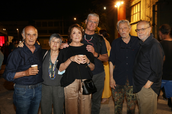 Ο Βασίλης Πουλαντζάς με την σύζυγό του, Μπέττυ Αρβανίτη, έχοντας ανάμεσά τους την Κοραλία Σωτηριάδου, ο Βαγγέλης Θεοδωρόπουλος, ο Νίκος Περράκης και ο Γιάννης Χουβαρδάς.