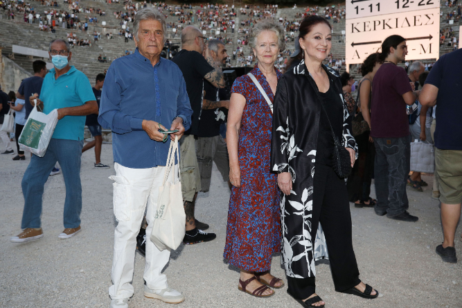 Οι γονείς της Δανάης Μιχαλάκη, Γιώργος Μιχαλάκης και Σούζαν Ντουράντ Μιχαλάκη με την συμπεθέρα τους, Φιλαρέτη Κομνηνού.