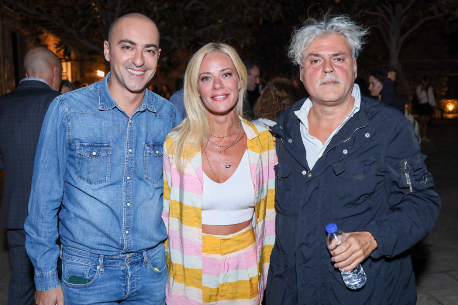 Ο Θανάσης Αλευράς, η Ζέτα Μακρυπούλια με τον σκηνοθέτη της παράστασης "Μια νύχτα στην Επίδαυρο" Νίκο Καραθάνο.